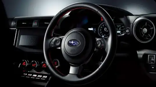 デジタルのタコメーターのほか、車の状態を把握できる液晶ディスプレイが2つ装備。