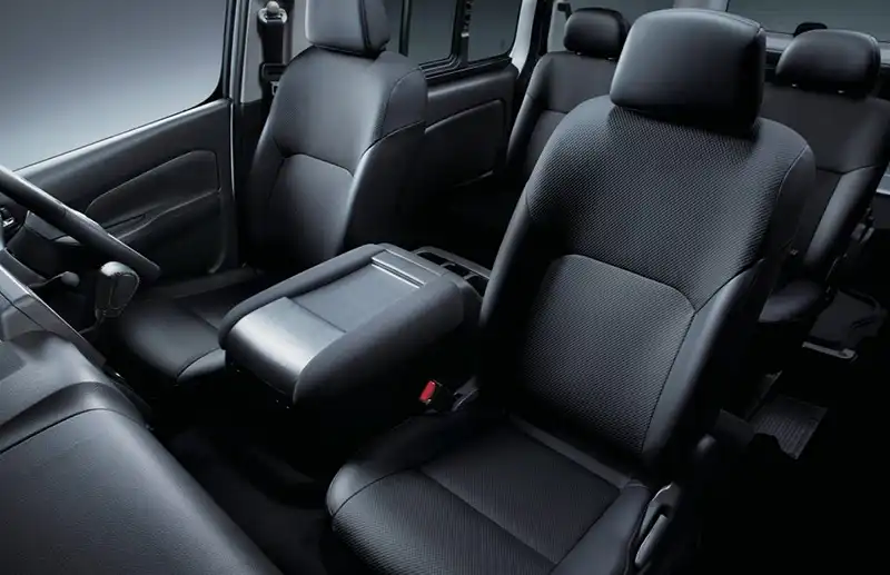 AUTECH LINEもAUTECHと同様に、シートなどの質感が高められた仕様を特徴としています