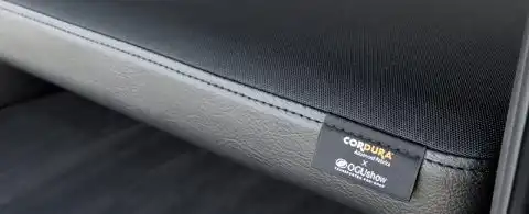 ベッド生地は、ジャカード織物/合皮、ジャカード織物/トリコット、CORDURA®/合皮の3つの仕様から選択可能です