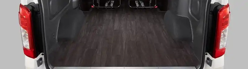 フロアの床張りは合板に硬質塩ビマット張りとなっており、重い物を載せたり、ハードに使えるような装備となっています