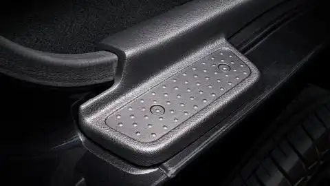 車用ステップをタイヤ上に近い部分に装備することで、地上高が高い前席からでも降りやすくなっています