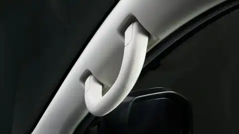 運転席と助手席に乗降グリップを全車標準装備しているため、乗降時に便利です