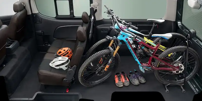 乗員5名が快適に過ごせるセカンドシートの広さを確保しつつ、マウンテンバイク2台やスキー道具などの大型荷物も同時に収納可能です