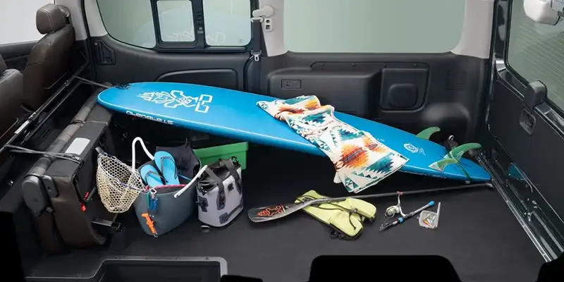 セカンドシートを格納すれば、サップフィッシングで使う約3mのボードなども容易に積載できる広大なスペースが出現します