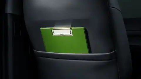 A4の冊子などが入る助手席シートバックポケットがグレード別に装備されています