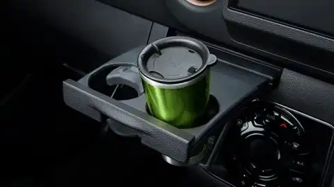 格納できる引き出し式のインストカップホルダー