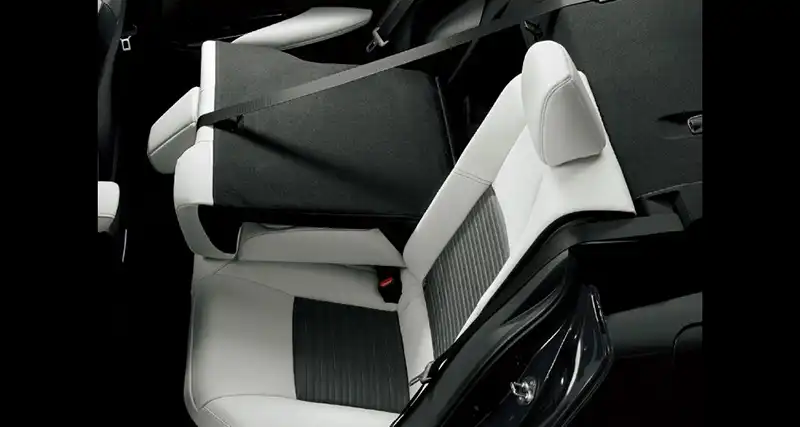 W×Bグレードには、トランクスルー付6:4分割可倒式リヤシートを備えています