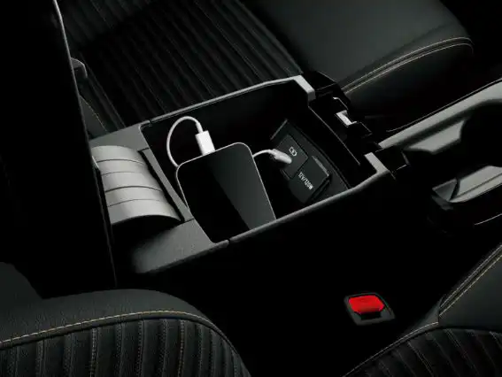 センターコンソールボックスは、スマートフォンを収納しながら充電できる設計です