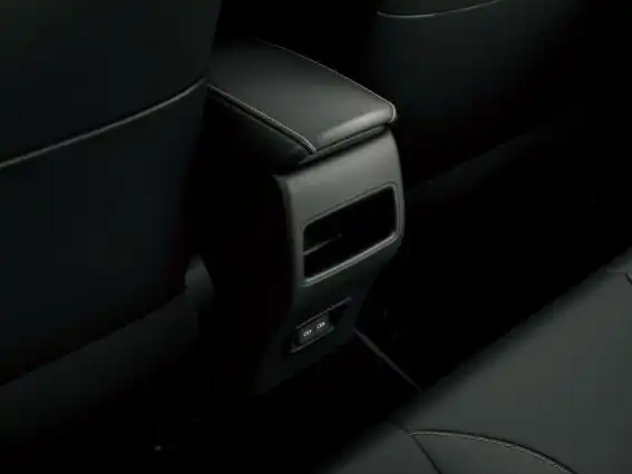 コンソールボックスのリア部分にも、ちょっとした小物が入るスペースが用意されています。