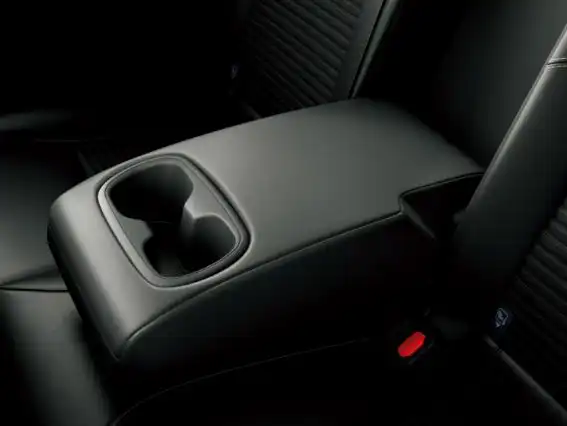 リヤセンターアームレストには、カップホルダーが2個ついています