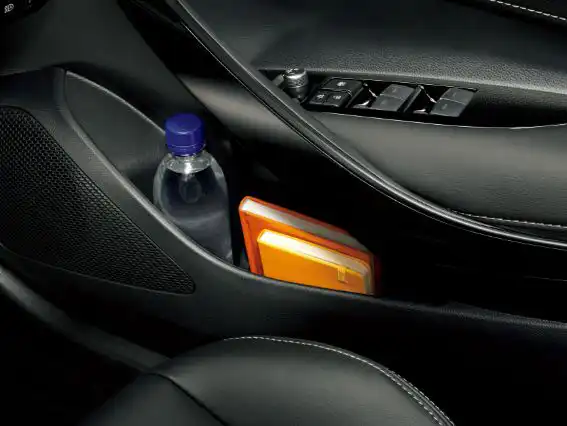 フロントドアポケットにはボトルホルダー1本のほか、手帳なども入れることができます