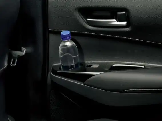 リヤドアポケットには、ペットボトルなどが1本入るボトルホルダーを装備しています
