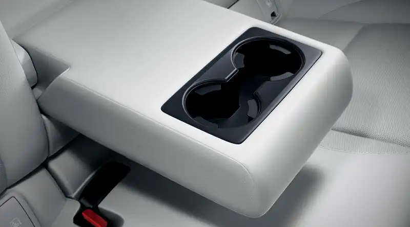 後部座席の中央アームレストを引き出すと、ドリンクを2つ置けるカップホルダーが現れます