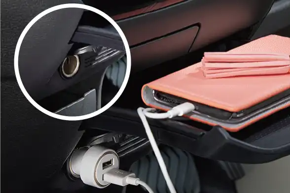 DC12Vのアクセサリーソケットがセンタートレー下部に装備