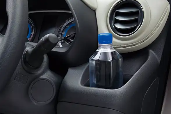 運転席、助手席にはエアコン吹き出し口下にドリンクホルダーが装備