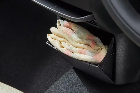 センタートレイ下部のセンターロワーボックスにはフェイスタオルが入るほどのスペースがあります