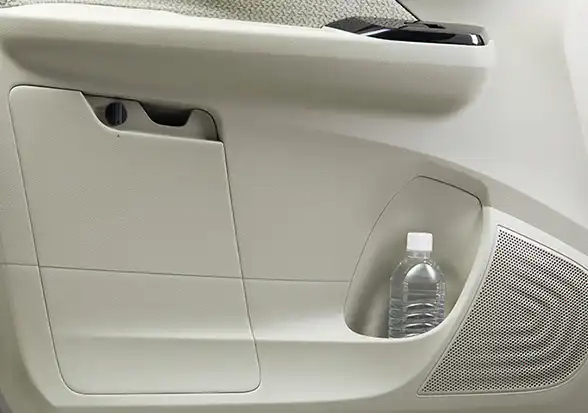 助手席ドアトリムには車検証入れが装備されています