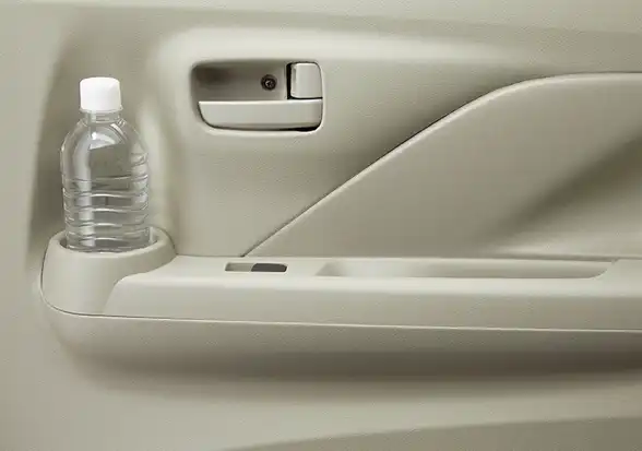 500mlペットボトルが入る、ボトルホルダーはトランクドア以外のドアに装備されています