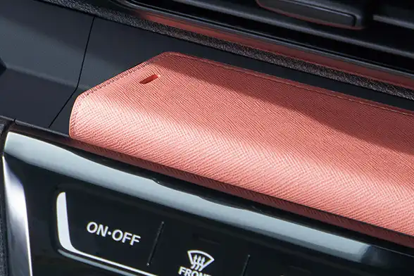 エアコンスイッチ類の上部にはスマホなどがおけるアッパーオープントレイを装備