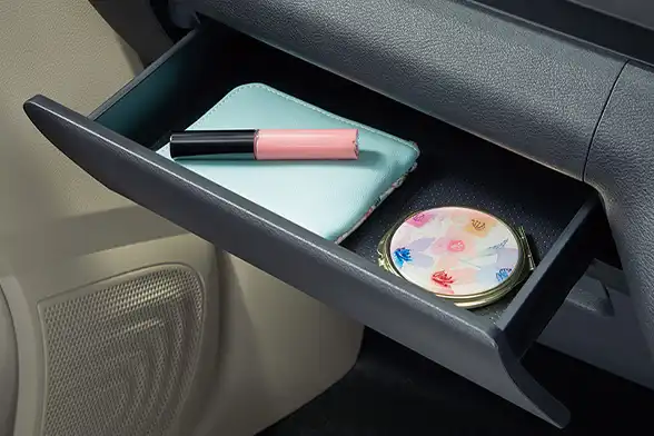 アッパーグローブボックスはグローブボックスの上部に装備されており、小物をいくつか収納できます