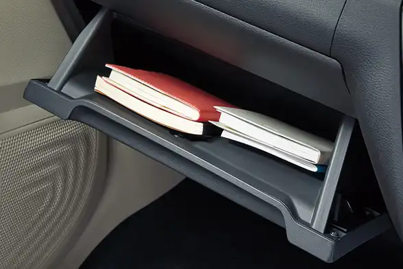 グローブボックスには車検証などの書類をいくつか収納できます