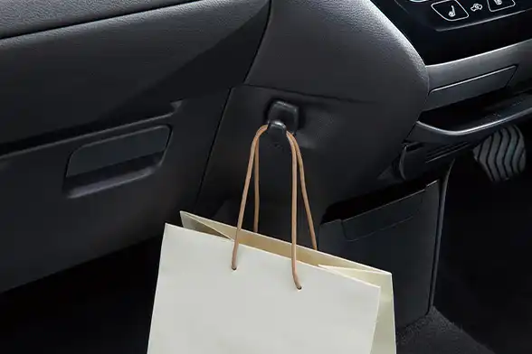 エアコンスイッチ類の左側にコンビニフックが装備されています