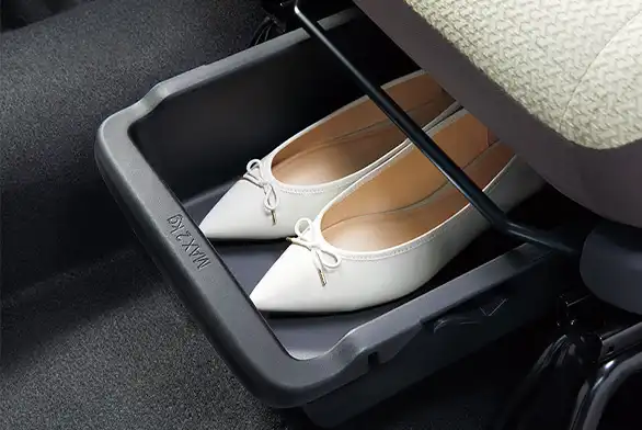 Gグレードのみ助手席シートアンダートレイを装備されています。助手席の下に靴などを入れることができます