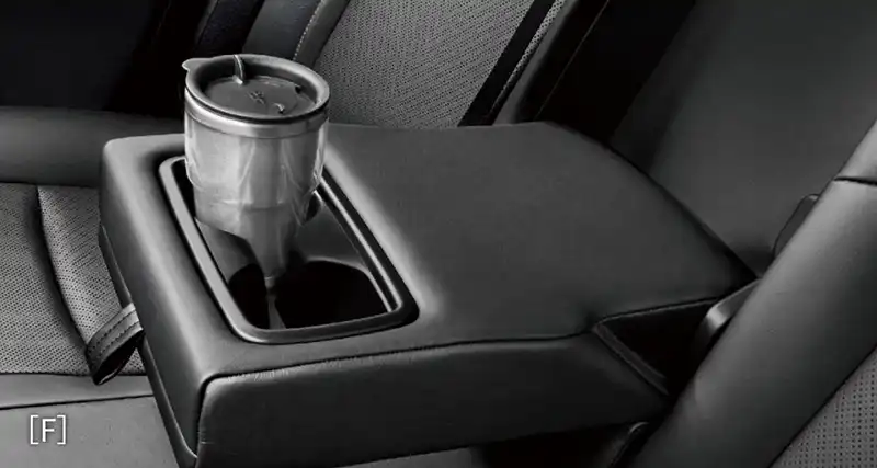 リヤセンターアームレストには、カップホルダーが2個設置されています