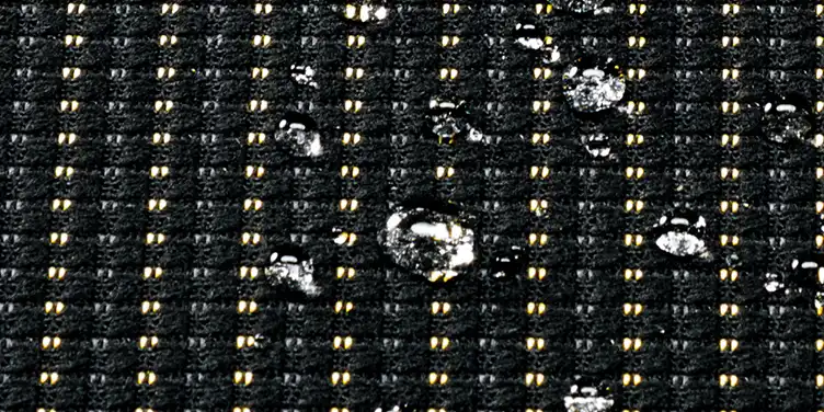 シートには、撥水加工を施したファブリック素材が採用されています