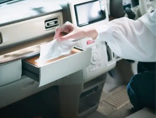 助手席側のインパネには収納ボックスを装備