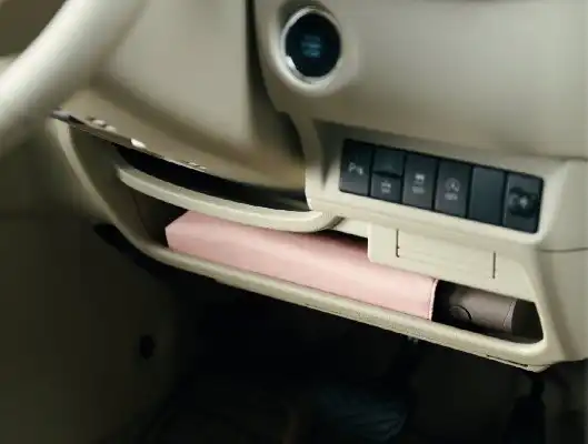 ステアリングホイール下部にはインパネアンダートレイ