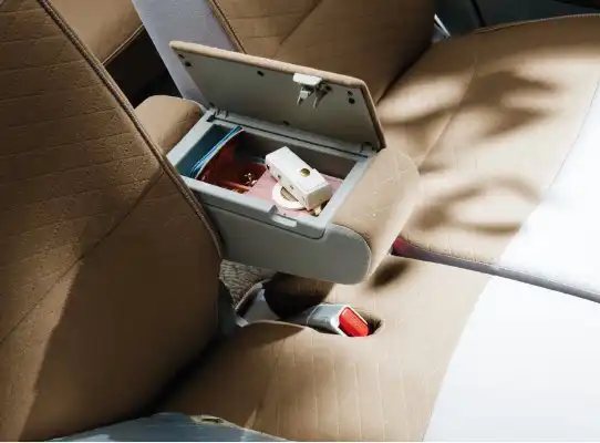 ステアリングホイール下部にはインパネアンダートレイが装備