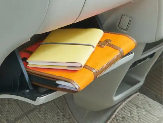 HYBRID Lを除き、フロントアームレストボックスを装備