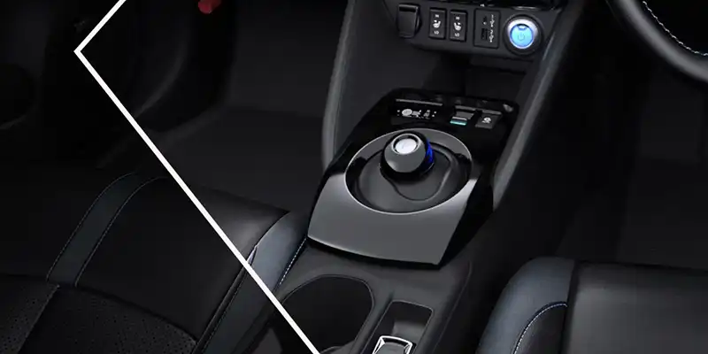 シフト前方奥の方に小物の収納