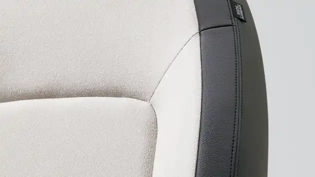 フロントシートは、プライムスムース表皮(合成皮革)とトリコットのコンビシートです