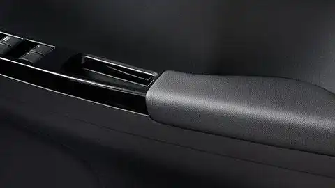 フロントドアアームレストの表皮にも、プライムスムース