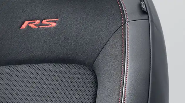 フロントシート素材にプライムスムースとウルトラスエード®を使用