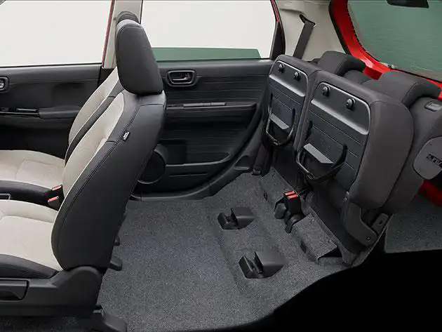 座面を跳ね上げることで高さのあるものを積載することができます