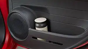 後部座席にも、運転席・助手席と同じようにボトルと小型の冊子が入る収納スペースが用意されています