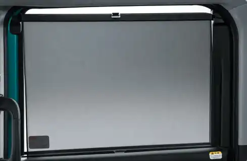 後席にはサンシェードがドアに格納されています