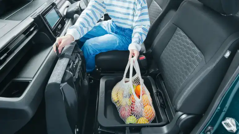 助手席シートアンダーボックス