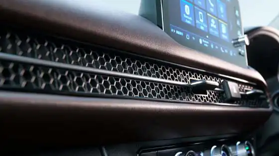 横一文字に配置された長いパンチングメタルデザインのアウトレット